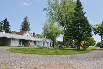 Lucky Horseshoe Cabins Hotel Au Sable Buitenkant foto